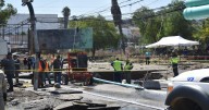 Fuga de agua y socavón dejan daños en 3 vehículos