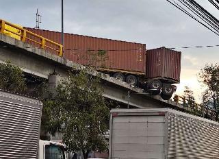 Tráiler de doble remolque queda colgando de puente vehicular en Naucalpan