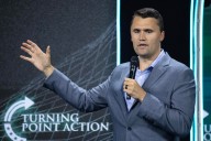 El comentarista conservador Charlie Kirk recibe un disparo en una universidad de EE.UU.