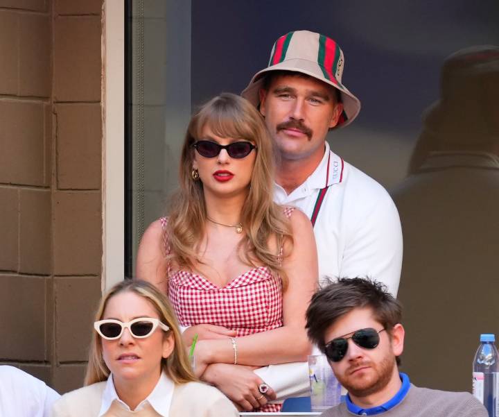 Sin miedo a las críticas: los ‘looks’ de Taylor Swift y Travis Kelce, la pareja del momento