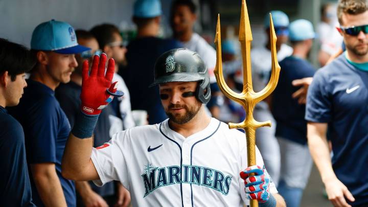 Mariners' Cal Raleigh ties record, sets another with 54th home run