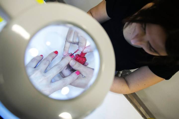 La UE prohíbe dos sustancias presentes en esmaltes y geles semipermanentes para uñas