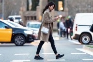 Cuál es el significado de caminar con el celular en la mano según la psicología