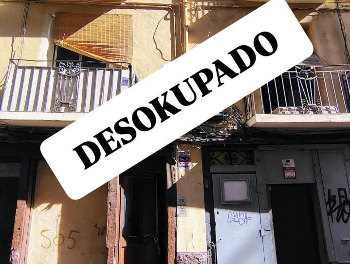 Así vivió una zaragozana rodeada de okupas durante nueve años: "Han dejado un edificio en ruinas"