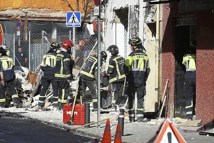 La explosión de gas en un bar que desató el terror en Vallecas y dejó un muerto y al menos 25 heridos: "Al bajar a la calle vimos una decena de vecinos ensangrentados entre los escombros"