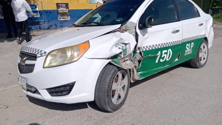 Taxista provoca choque con carroza fúnebre en Ciudad Valles