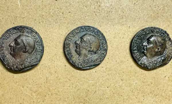 Hallaron tres medallas de bronce del siglo XV en las obras del subte de Roma