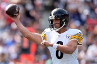 Aaron Rodgers passes former teammate Brett Favre with passing TD vs. Patriots