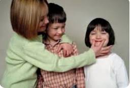Ser hermana mayor desde niña: el trabajo de cuidados que marca para siempre