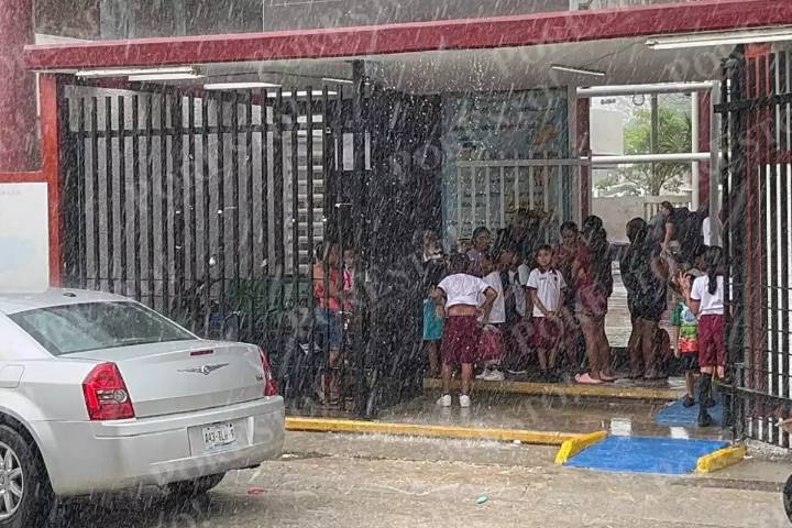 Fuerte lluvia sorprende a alumnos y padres de familia durante salidas escolares en Cancún