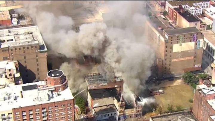 Reportan incendio masivo en el centro de Baltimore 🎦