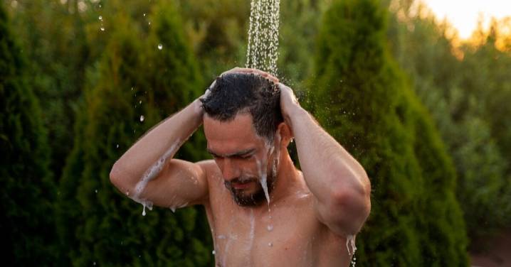 Ducharse con agua fría cada mañana: qué dicen los médicos y qué efectos reales tiene en tu salud