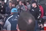 Esto no es X: tuitero libertario hizo un gesto racista a los vecinos de Moreno y lo molieron a golpes