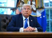 Trump exhibe video del tercer bombardeo a presunta narcolancha