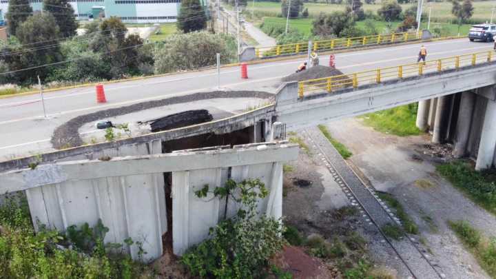 Se Forma Impactante Socavón cerca de la Autopista México-Puebla; Hay Tráfico Hacia el Aeropuerto