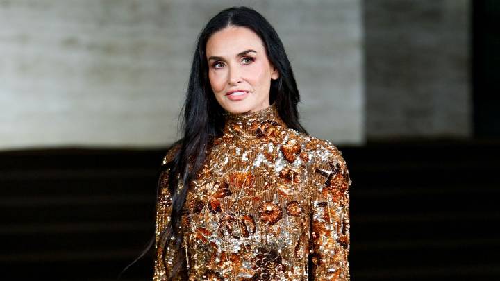 Demi Moore luce radiante con el vestido dorado de Gucci más elegante del otoño 2025