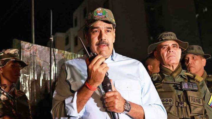 Maduro convoca a los cuarteles para aprender “a disparar”