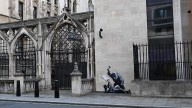 Borran mural que Banksy pintó en pared del Tribunal Superior de Londres