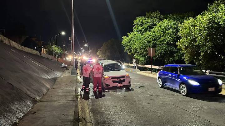 Conductora choca contra camellón en la Teófilo Borunda y vuelca