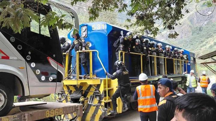 Dos primeros buses de empresa San Antonio ingresaron a Machu Picchu Pueblo