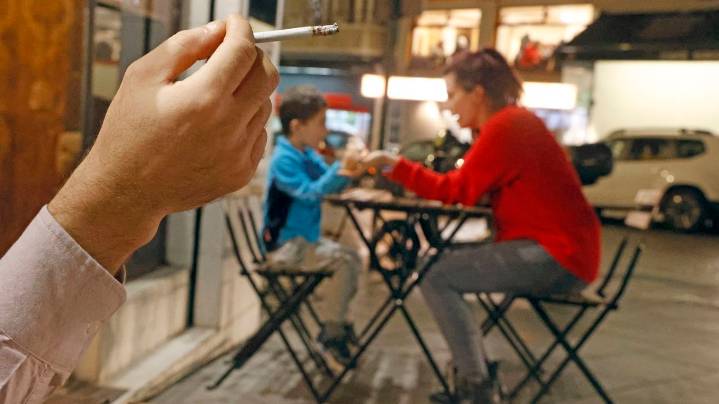Luz verde del Consejo de Ministros a la reforma de la ley del tabaco: terrazas sin humo y nada de vapear en interiores