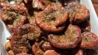 Cómo hacer chinchulines tiernos y crujientes en el asado: la receta al limón para chuparse los dedos