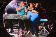 La tremenda reacción de Chris Martin cuando dos israelíes subieron al escenario en pleno concierto