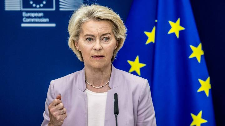 Von der Leyen, obligada a aterrizar con mapas de papel tras interferencias rusas en el GPS del avión