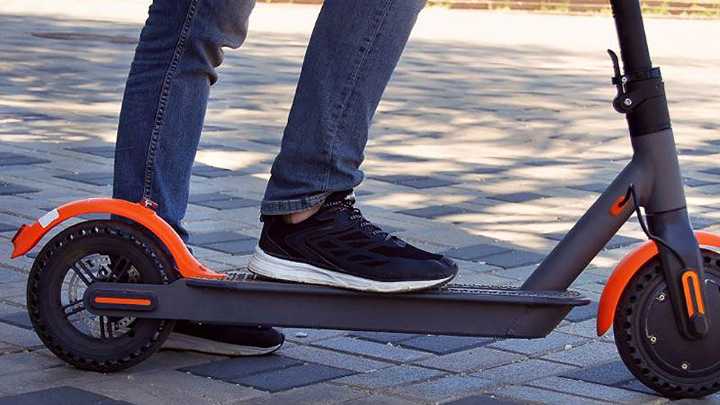 Chaleco reflectante de noche, casco y a partir de 16 años: Pinos Puente regula el uso del patinete eléctrico