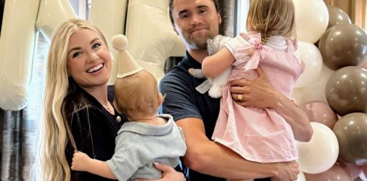 “Emotivo reencuentro: La reacción de la hija de Charlie Kirk al preguntar ‘¿Dónde está papá?’ al ver a su madre”