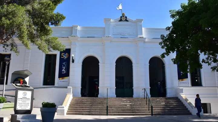 La directora de la Fray negó haber medido polleras: "Jamás expondría a mis alumnos"
