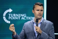 El comentarista Charlie Kirk, aliado de Trump, asesinado de un disparo en una universidad