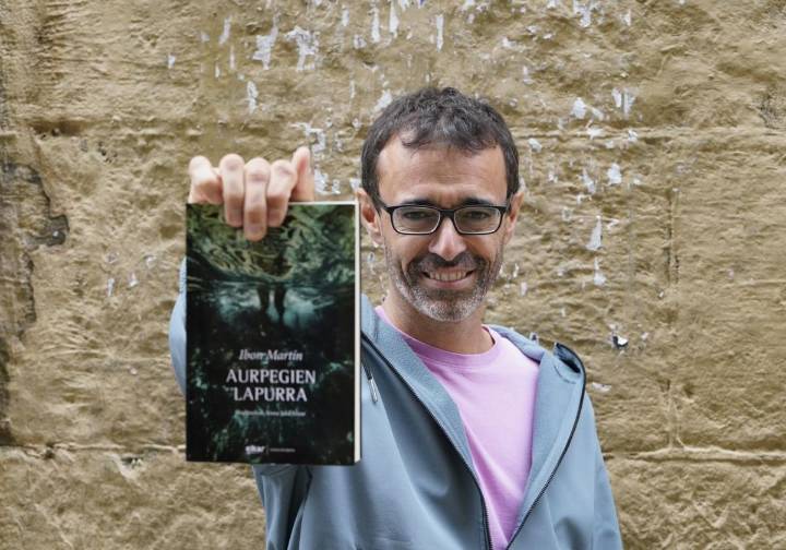 Ibon Martínen 'Aurpegien lapurra' euskarara ekarri du Elkarrek