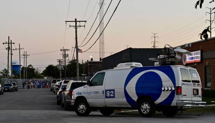 Broadview police probe federal agent who shot pepper rounds at CBS reporter's vehicle