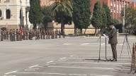 Un momento de la arenga del coronel jefe del Regimiento Barceoona 63, Pedro Valdés, este sábado en la plaza de armas del Cuartel de El Bruc