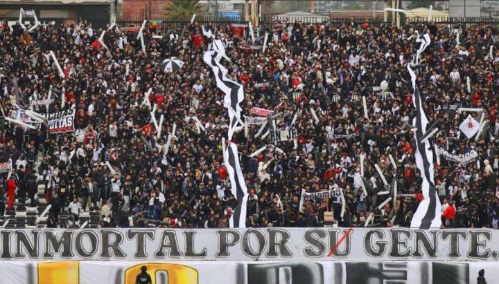 "Típico chileno": el lienzo que la barra de Colo Colo "dedicó" a Universidad de Chile