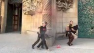 Activistas climáticas lanzan pintura sobre la fachada de la Sagrada Familia en Barcelona