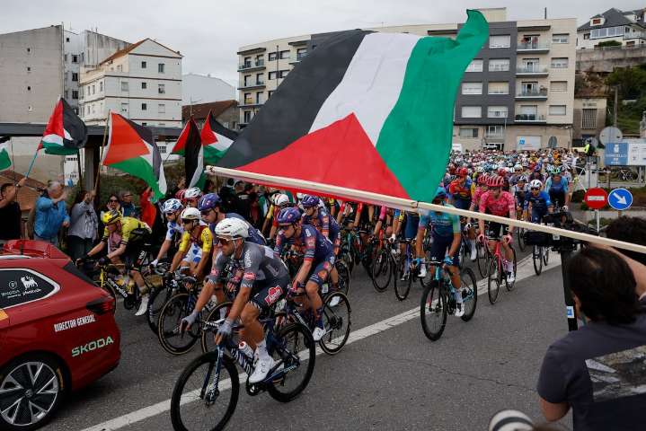 Las protestas propalestinas obligan a adelantar ocho kilómetros el final de la etapa de la Vuelta
