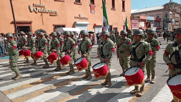 Con desfile cívico-militar Parral celebra el Día de la Independencia