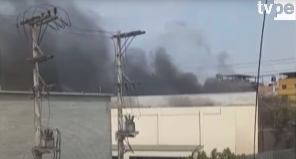 Surquillo: incendio en colegio Ricardo Palma movilizó a más de ocho unidades de bomberos