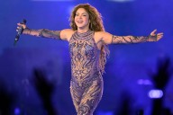 Polémica por caída de camarógrafo en concierto de Shakira en México