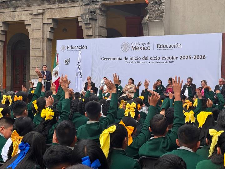 Regreso a Clases; secundarias cumplen un siglo, SEP exhorta a Padres a caminar junto a sus hijos