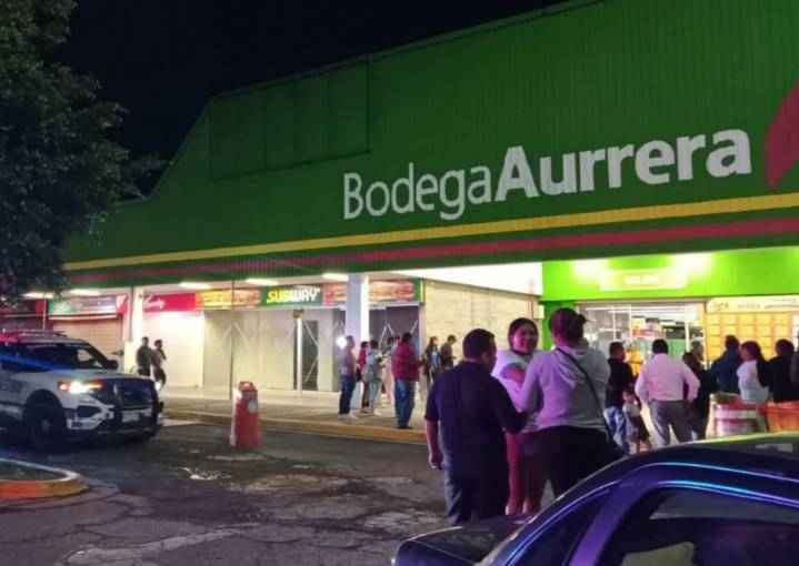 Seis sujetos armados en motocicletas asaltan la Bodega Aurrerá de Xilotzingo; huyen con celulares