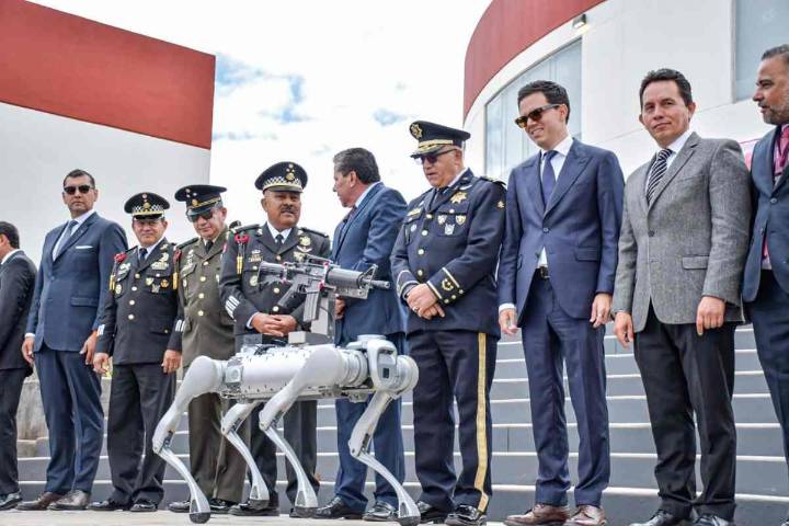 Zacatecas presenta “perro robot” armado que usará en operativos de seguridad