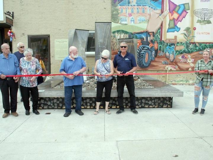 Clinton dedicates downtown fountain to celebrate volunteers