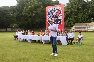 Regidor Luis Zamora organiza liga de futbol infantil con 85 equipos