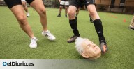 Palestinos e israelíes juegan al fútbol con la cabeza de Netanyahu frente a la sede de la ONU en Nueva York en una acción artística