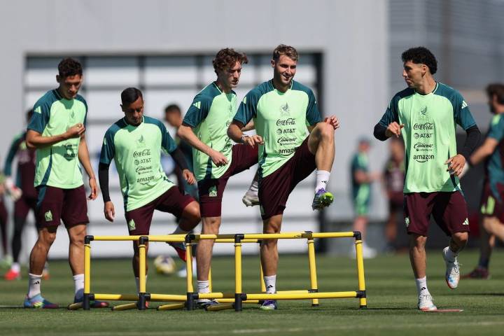 El Tricolor entrena sin el 'Chino' Huerta; es baja por una lesión