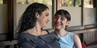 Zoe Hochbaum y Miranda de la Serna presentan Verano Trippin, la película sobre una amistad que atravesó la ficción