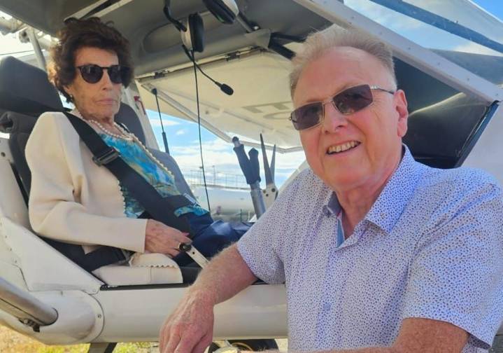 La asturiana que celebra sus cien años volando: «A mi edad hay que ser aventurera»